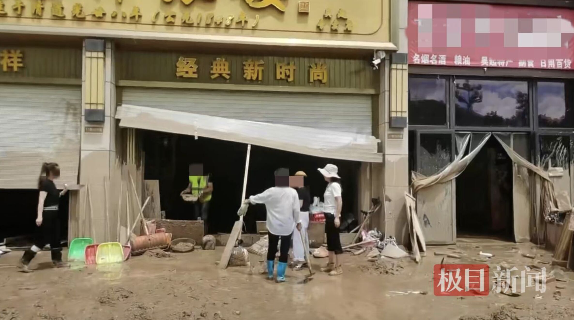 ▲陝西一間金店被洪水沖開店門，價值上千萬的金飾、首飾被沖走。（圖／翻攝極目新聞）