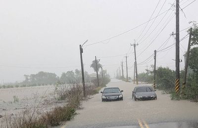 暴雨轟炸嘉義! 立委考察車隊遇淹水拋錨困路中、水淹半個輪胎高