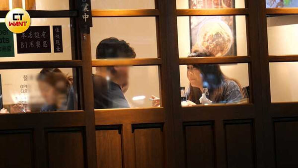 好孕藏不住1／主播鄭亦真甜牽老公夜奔婦產科　「肚皮隆起」洩孕味　