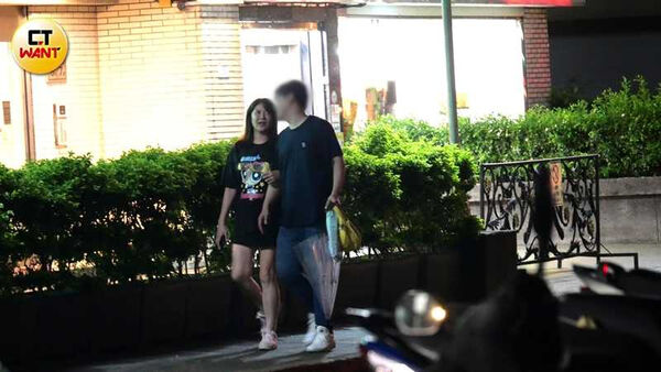 好孕藏不住1／主播鄭亦真甜牽老公夜奔婦產科　「肚皮隆起」洩孕味　