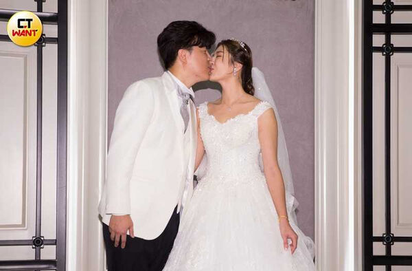 好孕藏不住1／主播鄭亦真甜牽老公夜奔婦產科　「肚皮隆起」洩孕味　