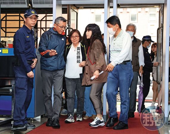 藍以罷制罷爆出虛假連署爭議，一度重挫藍軍氣勢。