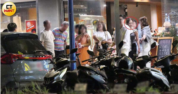 娛樂報報／周曉涵剛否認戀情　被目擊「大街被他緊摟」甜蜜藏不住