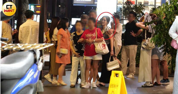 娛樂報報／周曉涵剛否認戀情　被目擊「大街被他緊摟」甜蜜藏不住