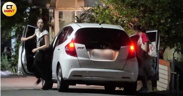 娛樂報報／周曉涵剛否認戀情　被目擊「大街被他緊摟」甜蜜藏不住