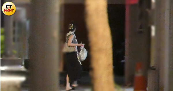 娛樂報報／周曉涵剛否認戀情　被目擊「大街被他緊摟」甜蜜藏不住