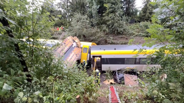 ▲▼德國火車出軌至少3死。（圖／路透）