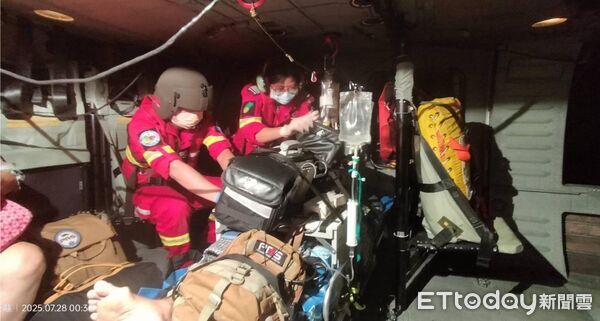 ▲78歲綠島民眾夜間低血容性休克，黑鷹直升機馳援送醫。（圖／記者楊晨東翻攝）