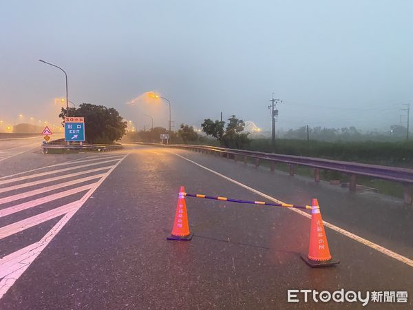 ▲▼嘉義大雷雨狂炸，水上鄉台82線、嘉175線交流道積淹水，緊急封閉。（圖／記者翁伊森翻攝）