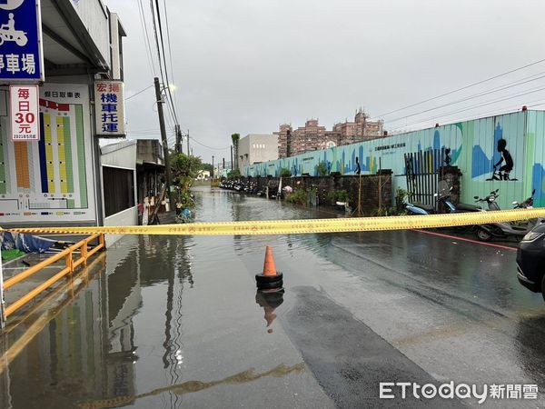 ▲▼嘉義大雷雨狂炸，民雄後火車站旁道路淹水。（圖／記者翁伊森翻攝）
