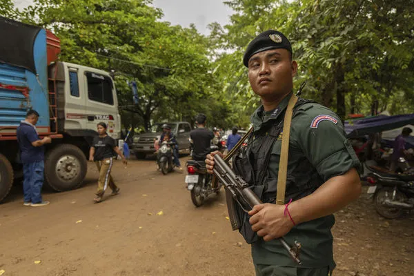 ▲▼柬埔寨國家警察（Cambodian National Police）於柬埔寨奧多棉芷省（Oddar Meanchey）的一處安置營地守衛一輛物資卡車 。（圖／達志影像／美聯社）