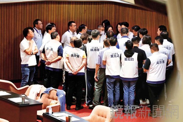24藍委抗罷成功，形同拿下「無敵星星」，接下來在國會的舉動備受矚目。（鏡報董孟航）
