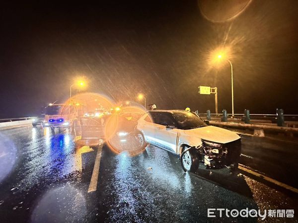 ▲國道1號北上銅鑼路段昨深夜發生9車追撞事故，釀成1死4傷。（圖／記者楊永盛翻攝）