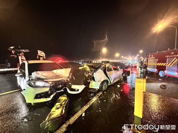 ▲國道1號北上銅鑼路段昨深夜發生9車追撞事故，釀成1死4傷。（圖／記者楊永盛翻攝）