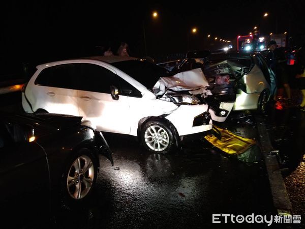 ▲國道1號北上銅鑼路段昨深夜發生9車追撞事故，釀成1死4傷。（圖／記者楊永盛翻攝）