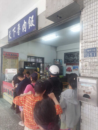 排骨便當和控肉飯只要50元。（圖／翻攝自臉書社團「基隆人日常」）