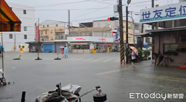 ▲▼嘉義大雷雨狂炸，朴子市竹圍里淹水。（圖／記者翁伊森翻攝）