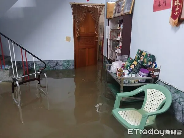 ▲台南市新營、柳營連續降下豪雨，多處村裡發布淹水警戒，消防人員協助後壁菁寮淹水地區83歲老婦人撤離安置，目前安置於後壁區公所。（圖／民眾提供，下同）