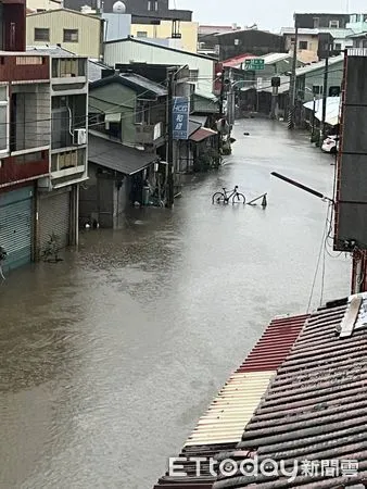 ▲台南市新營、柳營連續降下豪雨，多處村裡發布淹水警戒，消防人員協助後壁菁寮淹水地區83歲老婦人撤離安置，目前安置於後壁區公所。（圖／民眾提供，下同）