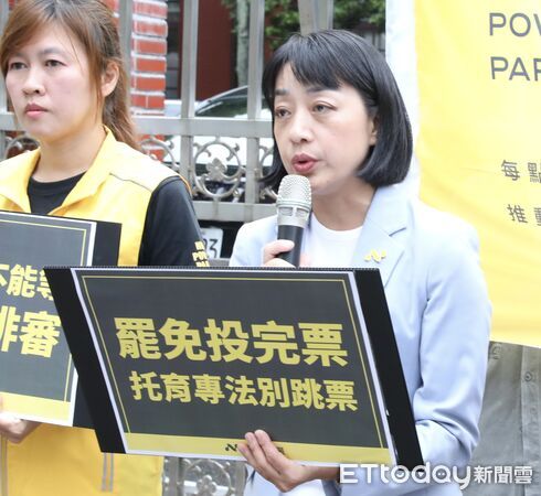 ▲▼時代力量黨主席王婉諭舉辦 罷免投完票 托育專法別跳票 記者會 新竹市議員林彥甫 蔡惠婷。（圖／記者屠惠剛攝）