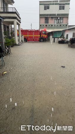 ▲台南市新營、柳營連續降下豪雨，多處村裡發布淹水警戒，消防人員協助後壁菁寮淹水地區83歲老婦人撤離安置，目前安置於後壁區公所。（圖／民眾提供，下同）