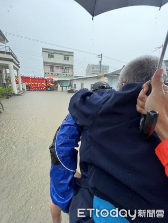 ▲台南市新營、柳營連續降下豪雨，多處村裡發布淹水警戒，消防人員協助後壁菁寮淹水地區83歲老婦人撤離安置，目前安置於後壁區公所。（圖／民眾提供，下同）