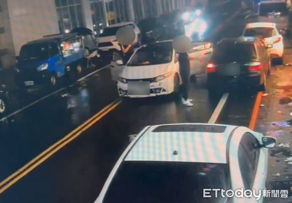 ▲▼江男衝下車持空氣槍對KTV大門前掃後迅速逃逸，警方獲前往現場蒐證。（圖／桃園警分局提供）
