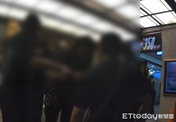 ▲▼江男衝下車持空氣槍對KTV大門前掃後迅速逃逸，警方獲前往現場蒐證。（圖／桃園警分局提供）