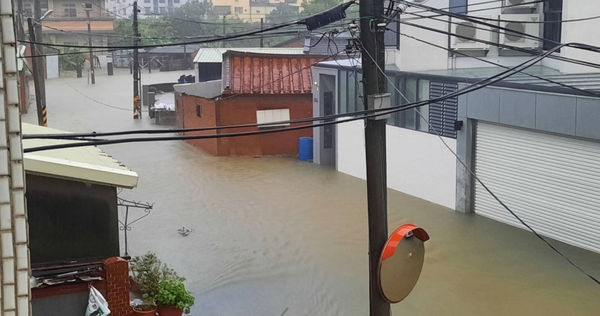 嘉義縣市多處地區傳出淹水災情。（圖／翻攝自臉書「朴子民意觀察站」）