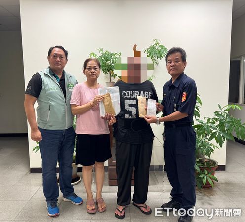 ▲枋寮警分局員警將善款交予童男。（圖／記者陳崑福翻攝）