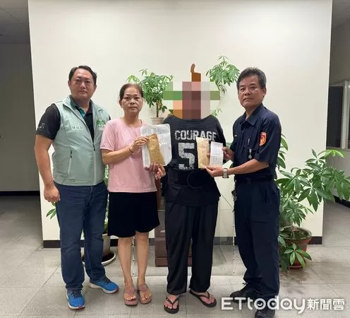 ▲枋寮警分局員警將善款交予童男。（圖／記者陳崑福翻攝）