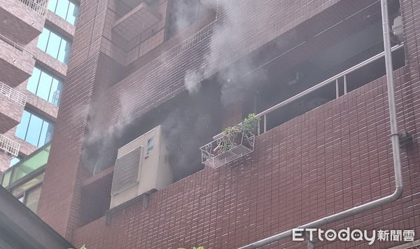 ▲▼左營區重愛路一棟大樓，今日上午發生火警，起火點位於二樓住戶的冷氣戶外機。（圖／記者吳世龍翻攝）