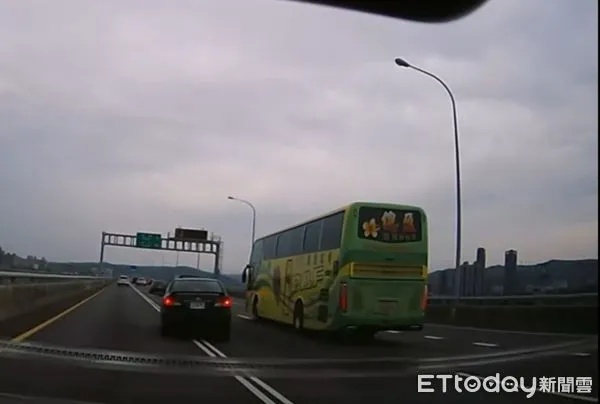 ▲遊覽車突變換車道，並未注意車側自小客車。（圖／記者楊熾興翻攝）
