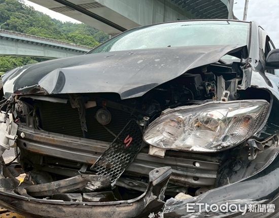 ▲導致自小客車閃避不及自撞內側護欄後車頭全毀。（圖／國道警方提供）
