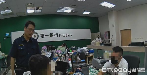 ▲東港警分局員警向簡男說明詐騙手法。（圖／記者陳崑福翻攝）