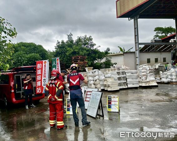 ▲消防人員進入大內區窯業工廠模擬火災搶救演練，熟悉廠內動線與風險配置。（記者林東良翻攝，下同）