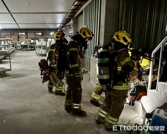 ▲消防人員進入大內區窯業工廠模擬火災搶救演練，熟悉廠內動線與風險配置。（記者林東良翻攝，下同）