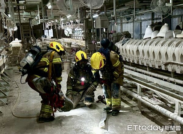 ▲消防人員進入大內區窯業工廠模擬火災搶救演練，熟悉廠內動線與風險配置。（記者林東良翻攝，下同）