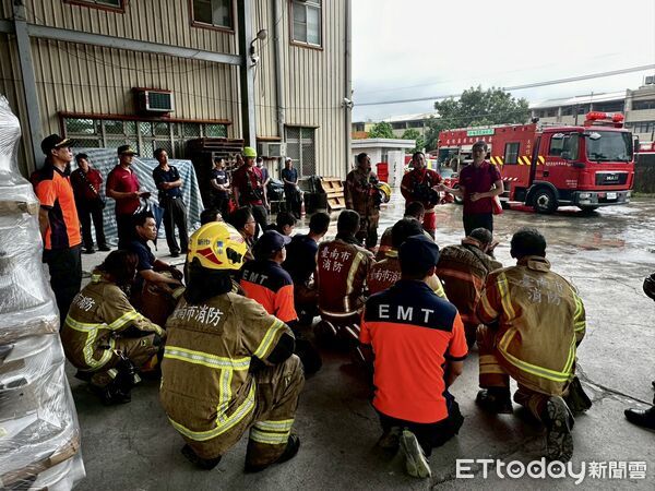 ▲消防人員進入大內區窯業工廠模擬火災搶救演練，熟悉廠內動線與風險配置。（記者林東良翻攝，下同）