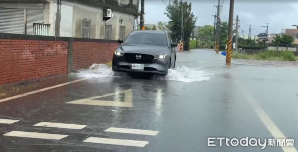 ▲▼             因豪雨影響造成雲林縣沿海地區淹水，部分住戶家中也積水。（圖／記者游瓊華翻攝，下同）