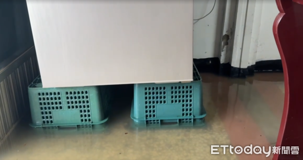 ▲▼             因豪雨影響造成雲林縣沿海地區淹水，部分住戶家中也積水。（圖／記者游瓊華翻攝，下同）