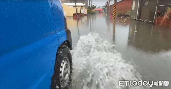 ▲▼             因豪雨影響造成雲林縣沿海地區淹水，部分住戶家中也積水。（圖／記者游瓊華翻攝，下同）