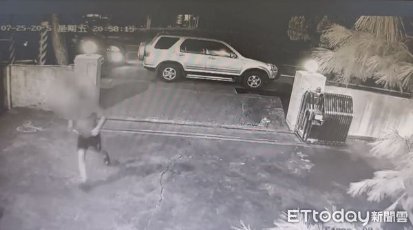 ▲蕭姓男子為送疑似中風的老父就醫，飛奔進新佳派出所求助。（圖／記者高堂堯翻攝，下同）