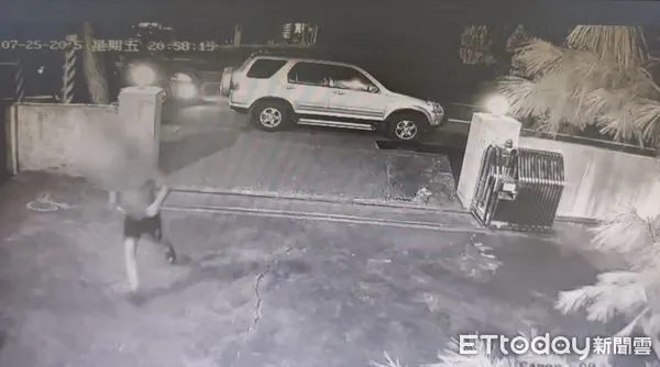 ▲蕭姓男子為送疑似中風的老父就醫，飛奔進新佳派出所求助。（圖／記者高堂堯翻攝，下同）