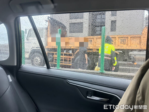 ▲高雄大雨不斷！台88鳳山段「連續2車禍」　5車受損畫面曝。（圖／記者吳奕靖攝）