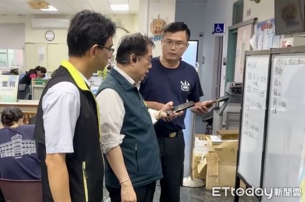 ▲台南市長黃偉哲28日早上前往後壁積水災區現場關心民眾安置狀況。（記者林東良翻攝，下同）