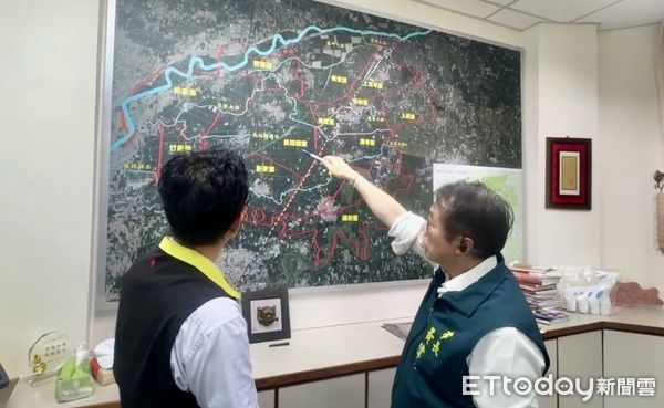 ▲台南市長黃偉哲28日早上前往後壁積水災區現場關心民眾安置狀況。（記者林東良翻攝，下同）