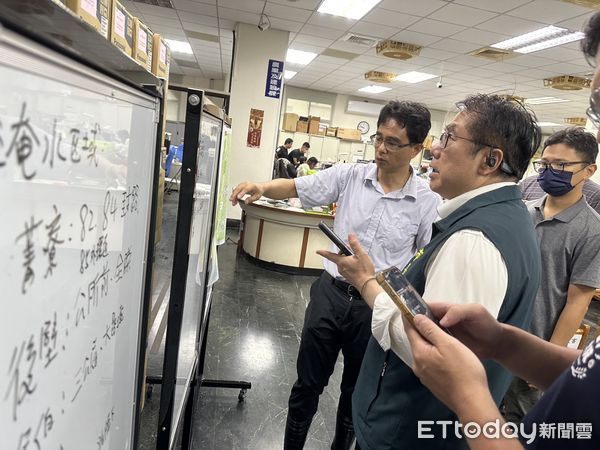 ▲台南市長黃偉哲28日早上前往後壁積水災區現場關心民眾安置狀況。（記者林東良翻攝，下同）