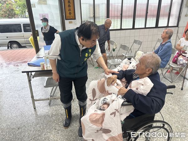 ▲台南市長黃偉哲28日早上前往後壁積水災區現場關心民眾安置狀況。（記者林東良翻攝，下同）