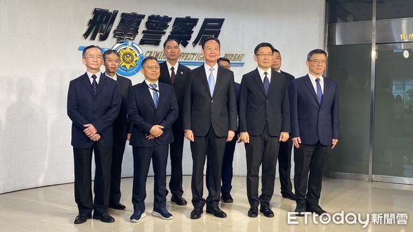 ▲通傳會主秘黃文哲在刑事局長周幼偉陪同下視察全台警方掃蕩詐團門號成果。（圖／記者張君豪攝）